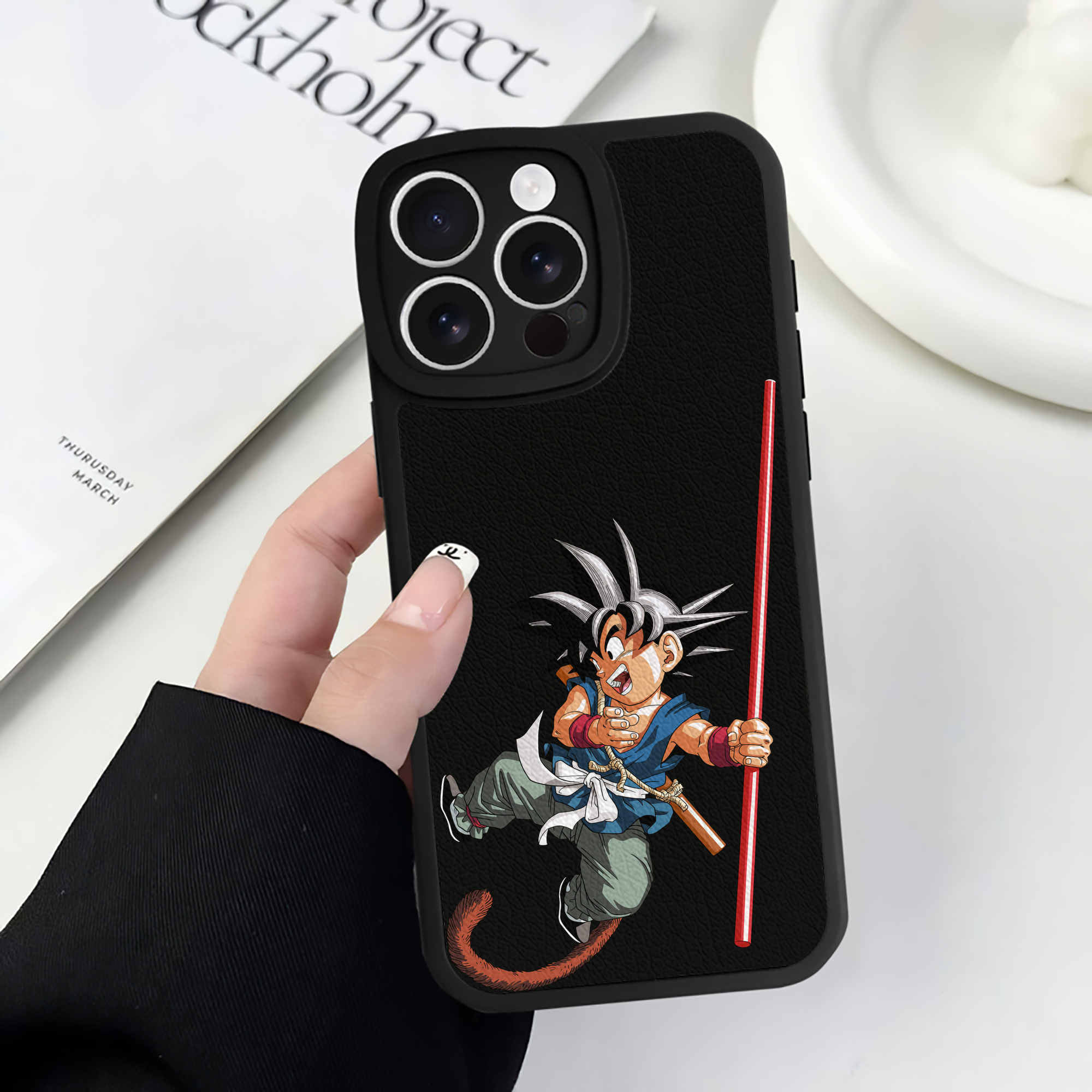（画像用） ドラゴンボール 孫悟空（そん ごくう）Son Goku カカロット DRAGON BALL Kakarotto 【iPhone 16シリーズ対応】シリコンスマホケース（レザー調） 材質：シリコン